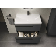 Waschtischunterschrank mit geöffneter Schublade, Handtüchern und Badartikeln