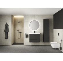 Modernes Badezimmer mit Dusche, Waschtisch, Spiegel, Schrank und Toilette