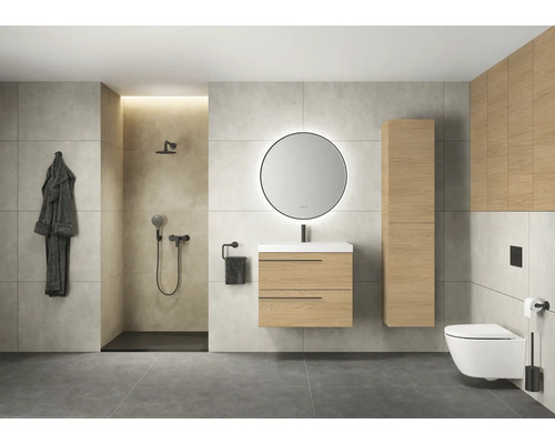 Modernes Badezimmer mit Dusche, Waschtisch, Spiegel, Schrank und Toilette