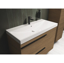 Waschtisch mit Unterschrank und Armatur im Badezimmer