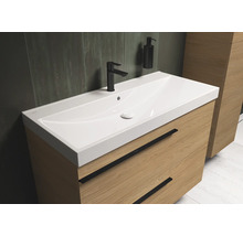 Waschtisch mit Unterschrank und Armatur im Badezimmer