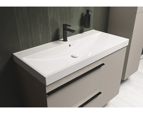 Waschtisch mit Unterschrank, Armatur und Seifenspender im Badezimmer