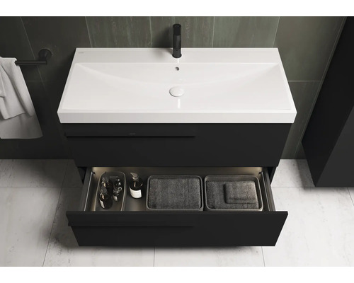 Waschtisch mit offenem Schubfach und Badutensilien