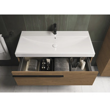 Waschtischunterschrank mit geöffneter Schublade, Waschbecken, Armatur und Badutensilien