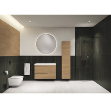 Modernes Badezimmer mit Toilette, Waschtisch, Spiegel und Dusche