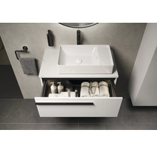 Badezimmer Waschtisch mit offenem Schubfach, darin Handtücher und Pflegeprodukte