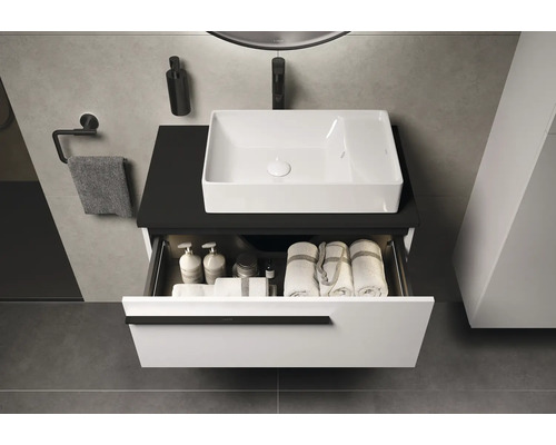 Modernes Badezimmer mit Waschbecken, Unterschrank mit Auszug und Handtüchern.