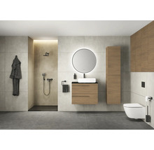 Modernes Badezimmer mit Dusche, Waschtisch, Spiegel und Toilette.