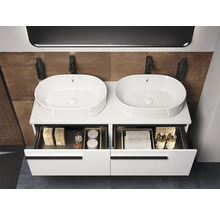 Badezimmer mit Doppelwaschtisch, weißem Unterschrank und offenen Schubladen