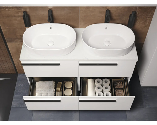 Badezimmermöbel mit zwei Waschbecken, offenen Schubladen und diversen Badartikeln