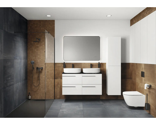 Modernes Badezimmer mit Dusche, Waschtisch mit zwei Waschbecken, Spiegel, Toilette und Fliesen