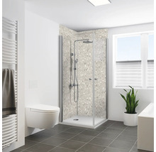 Badezimmer mit Dusche, Toilette und Handtuchwärmer