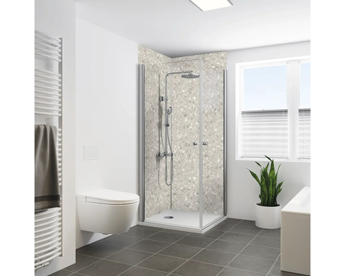 Badezimmer mit Dusche, Toilette und Handtuchwärmer