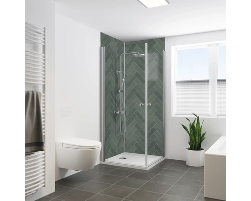 Badezimmer mit Dusche, Toilette, Handtuchwärmer, Pflanze und Fenster für ein helles, organisiertes Ambiente.