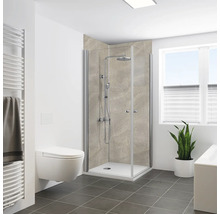 Badezimmer mit Duschkabine, Toilette und Handtuchwärmer