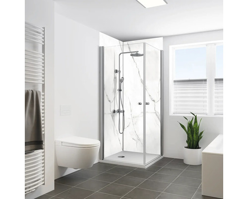 Modernes Badezimmer mit Duschkabine, Toilette und Handtuchwärmer