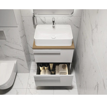 Badezimmer mit Waschbecken, Unterschrank mit Schubladen und Armaturen