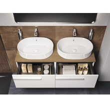 Badezimmer mit zwei Waschbecken und offenem Unterschrank