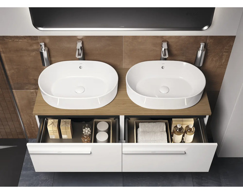 Badezimmer mit zwei Waschbecken und offenem Unterschrank