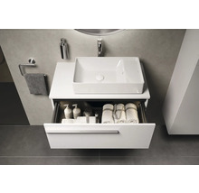 Waschtisch mit offenem Schubfach, das Handtücher und Pflegeprodukte enthält, im Badezimmer.