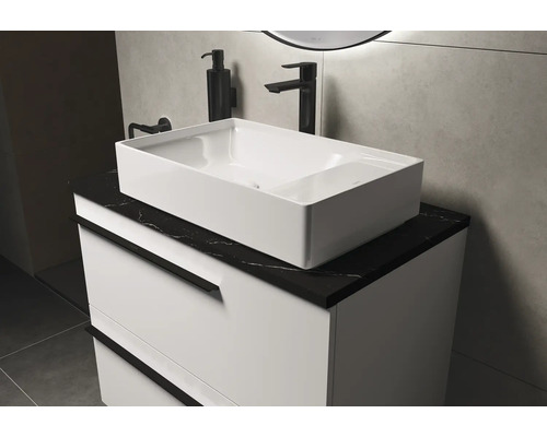 Modernes Badezimmer mit Aufsatzwaschbecken, Waschtischunterschrank, Armatur und Seifenspender
