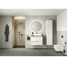 Modernes Badezimmer mit Dusche, Waschtisch, Spiegel und Toilette