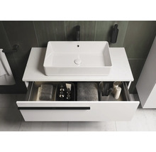 Modernes Badezimmer mit Aufsatzwaschbecken auf einem Unterschrank mit offener Schublade
