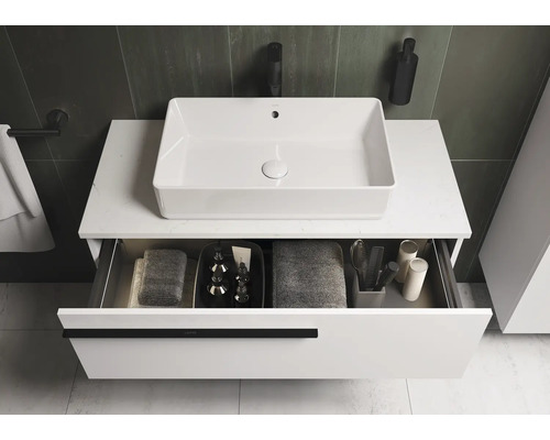 Modernes Badezimmer mit Aufsatzwaschbecken auf einem Unterschrank mit offener Schublade