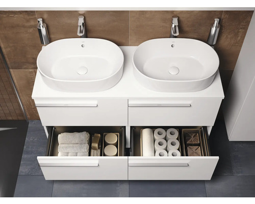 Doppelwaschtisch mit weißen Becken und offenem Unterschrank mit Handtüchern und Toilettenpapier