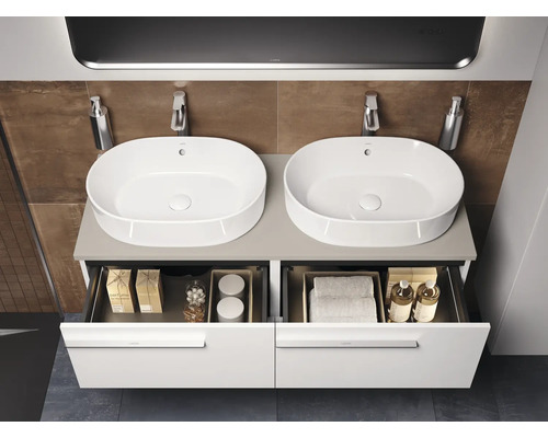 Doppelwaschtisch mit zwei Becken und offenen Schubladen im modernen Badezimmer