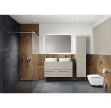 Modernes Badezimmer mit Dusche, Waschtisch mit zwei Waschbecken, Spiegel, Hochschrank und Toilette.