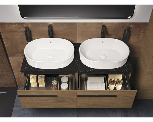 Doppelwaschtisch mit offenem Schubladenelement und Aufsatzwaschbecken im Badezimmer