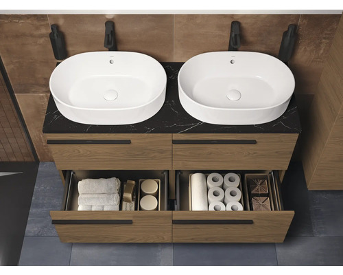 Badezimmer mit Doppelwaschbecken, Unterschrank mit Schubladen und Ablagefächern