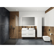 Modernes Badezimmer mit Dusche, Waschtisch mit Doppelwaschbecken, Spiegel, Hochschrank und Toilette.