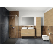Modernes Badezimmer mit Dusche, Waschtisch mit zwei Waschbecken, Spiegel und Toilette.