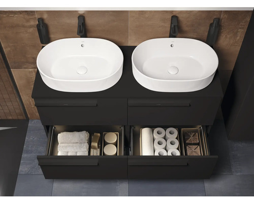 Doppelwaschtischunterschrank mit zwei Waschbecken und offenen Schubladen mit Handtüchern und Toilettenpapier