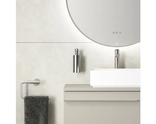 Modernes Badezimmer-Interieur mit rundem Spiegel, Waschbecken, Armatur, Seifenspender und Handtuchhalter