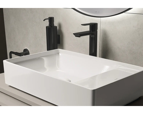 Modernes Badezimmerwaschbecken mit Armatur und Seifenspender