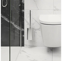 Badezimmer Szene mit Wand-WC und Toilettenbürste mit Halterung