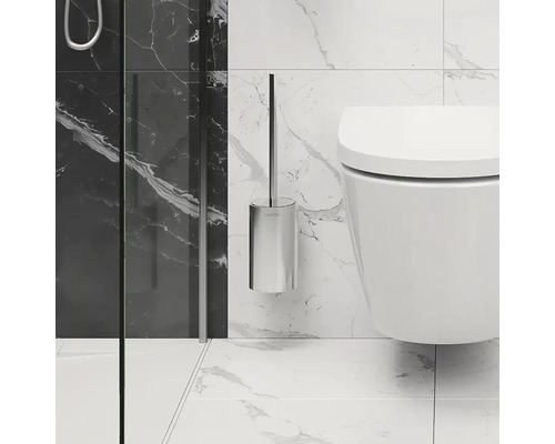 Badezimmer Szene mit Wand-WC und Toilettenbürste mit Halterung