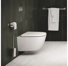 Modernes Badezimmer mit wandhängendem WC, Toilettenpapierhalter, WC-Bürste und Handtuchhalter