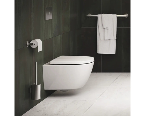 Modernes Badezimmer mit wandhängendem WC, Toilettenpapierhalter, WC-Bürste und Handtuchhalter