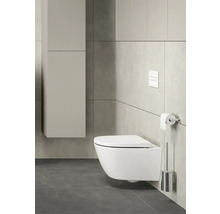 Modernes Badezimmer mit Hänge-WC, Spülkasten, Toilettenpapierhalter und WC-Bürste