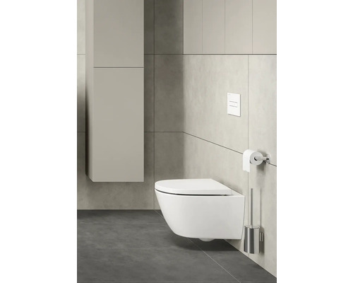 Modernes Badezimmer mit Hänge-WC, Spülkasten, Toilettenpapierhalter und WC-Bürste