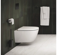 Badezimmer mit wandhängendem WC, Toilettenpapierhalter, Bürstengarnitur und Handtuchhalter