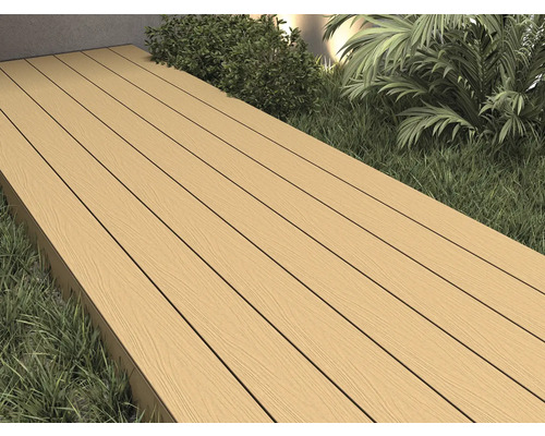 Terrasse mit Dielen aus Holzverbundwerkstoff im Garten