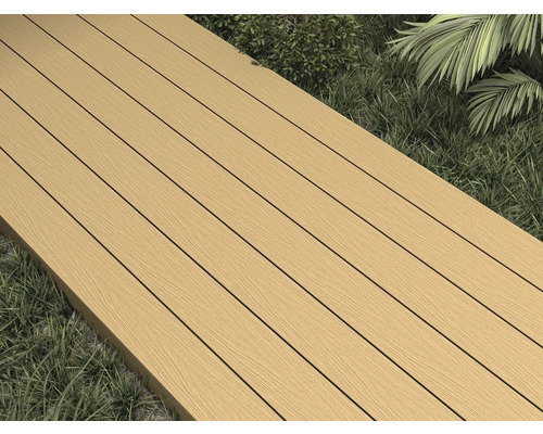 Terrassendielen aus Holz auf Rasenfläche