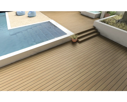 Außenbereich mit Pool und Holzterrasse