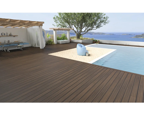 Terrasse mit Holzboden, Pool und Meerblick