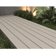 Terrasse mit Dielenbelag und Bepflanzung